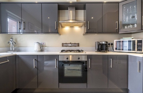 Ormeau Casa | Pass the Keys | Spacious 3BR Home | Parking | Cafes & Restaurants