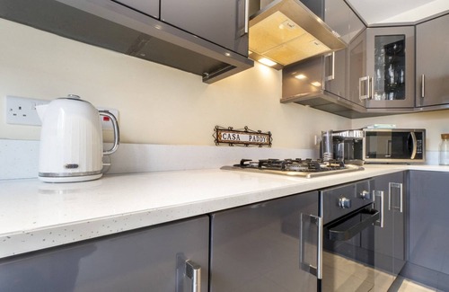 Ormeau Casa | Pass the Keys | Spacious 3BR Home | Parking | Cafes & Restaurants