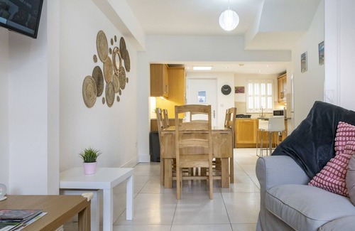 Belfast City Centre Casa | Pass the Keys | Spacious Home Rooftop Terrace Cafes Bars