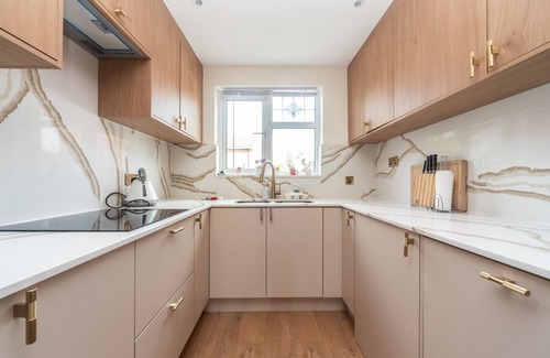 Thamesmead Casa | Pass the Keys | Spacious Cosy Home Close To London Abbey Wood