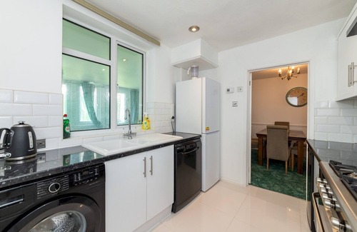 Tilehurst Casa | Pass the Keys | Spacious & Fabulous 3 BDR Family House