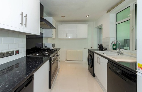 Tilehurst Casa | Pass the Keys | Spacious & Fabulous 3 BDR Family House