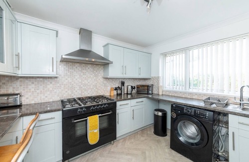 Reading Casa | Pass the Keys | Spacious Modern 4-Bedroom Home RG2