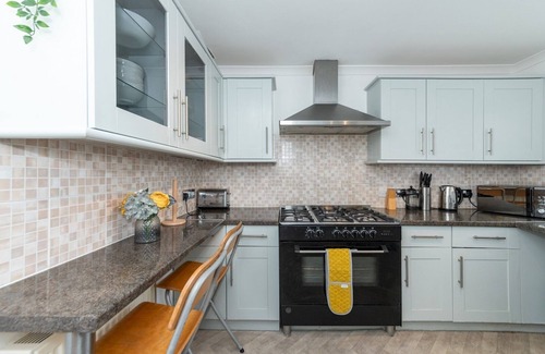 Reading Casa | Pass the Keys | Spacious Modern 4-Bedroom Home RG2