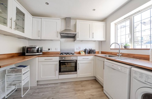 Walton-on-Thames Casa | Pass the Keys | Spacious 3BR Home w/Free Parking