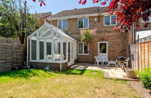 Walton-on-Thames Casa | Pass the Keys | Spacious 3BR Home w/Free Parking