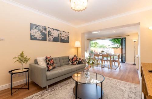 Chessington North and Hook Casa | Pass the Keys Stunning Spacious Chessington Gem with Parking