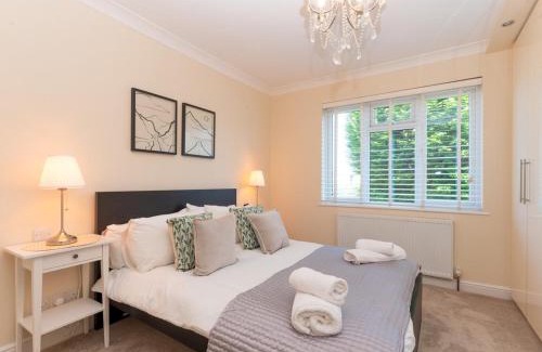 Chessington North and Hook Casa | Pass the Keys Stunning Spacious Chessington Gem with Parking