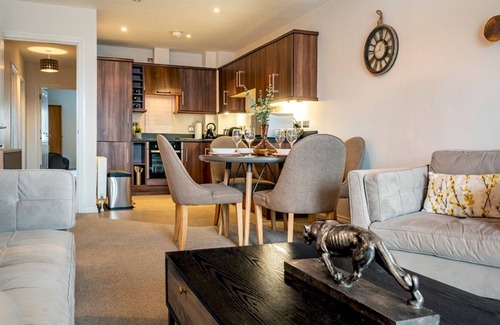 Cathedral Quarter Apartamento | Pass the Keys | Stunning 2BR with Balcony Views in Cathedral Quarter
