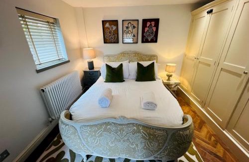 Castleton Casa | Pass the Keys Stunning 3-Bed Cottage Shepherd Hut Peak Views
