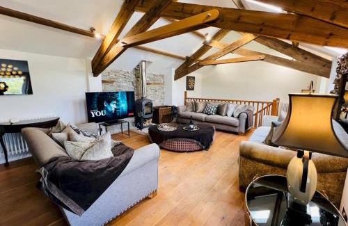 Castleton Casa | Pass the Keys Stunning 3-Bed Cottage Shepherd Hut Peak Views