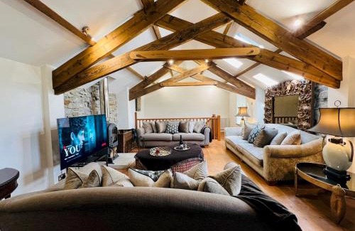 Castleton Casa | Pass the Keys Stunning 3-Bed Cottage Shepherd Hut Peak Views