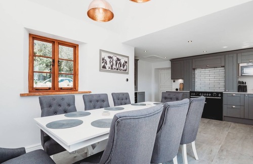 Upton Cheyney Casa | Pass the Keys | Stunning Large 4 Bed Country House with Hot tub