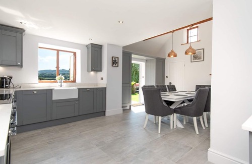 Upton Cheyney Casa | Pass the Keys | Stunning Large 4 Bed Country House with Hot tub