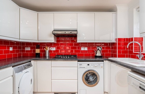 Borehamwood Casa | Pass the Keys | Stylish 4 Bedroom Home with Parking in Borehamwood
