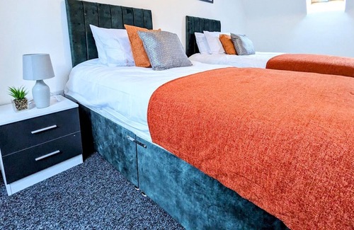 Sheldon Casa | Pass the Keys | Stylish Family Getaway in the Heart of Birmingham