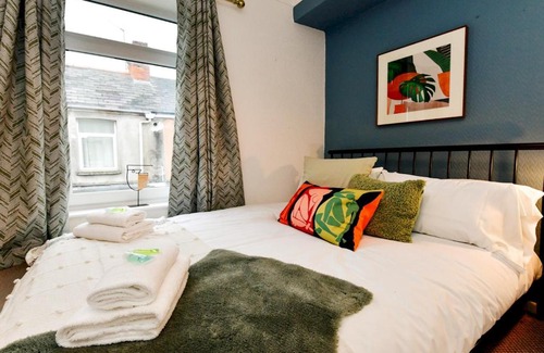 Splott Casa | Pass the Keys Stylish 2 Bed Home Close to City