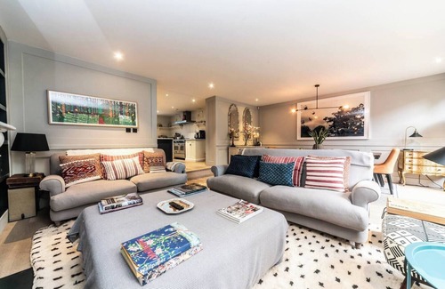 Askew Casa | Pass the Keys | Stylish Garden Home -10 min To Trains · Gorgeous Garden House|10 Min to Train