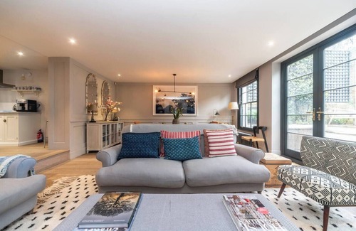 Askew Casa | Pass the Keys | Stylish Garden Home -10 min To Trains · Gorgeous Garden House|10 Min to Train