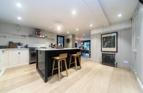 Askew Casa | Pass the Keys | Stylish Garden Home -10 min To Trains · Gorgeous Garden House|10 Min to Train