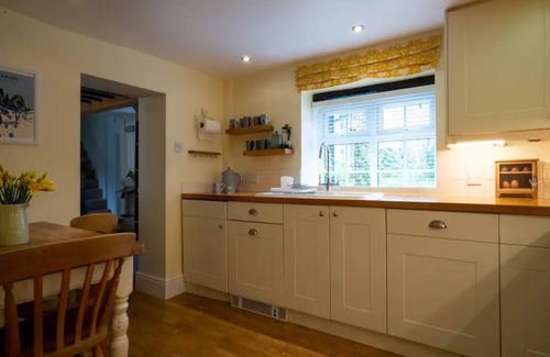 Lechlade Casa | Pass the Keys | Stylish and Spacious Cotswolds Cottage - Sleeps 6