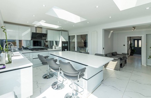 Reading Casa | Pass the Keys | Stylish House|Smart Features|Jacuzzi|Large Garden