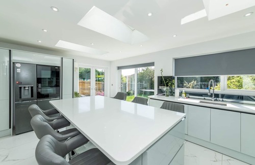 Reading Casa | Pass the Keys | Stylish House|Smart Features|Jacuzzi|Large Garden