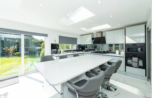 Reading Casa | Pass the Keys | Stylish House|Smart Features|Jacuzzi|Large Garden