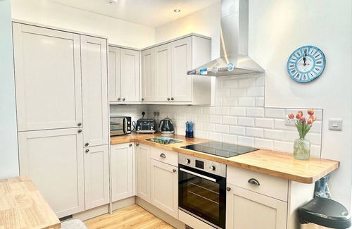 Mumbles Casa | Pass the Keys | Stylish Mumbles Getaway-Parking, Heart of Village