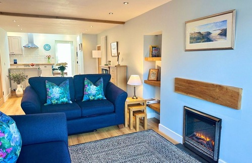 Mumbles Casa | Pass the Keys | Stylish Mumbles Getaway-Parking, Heart of Village
