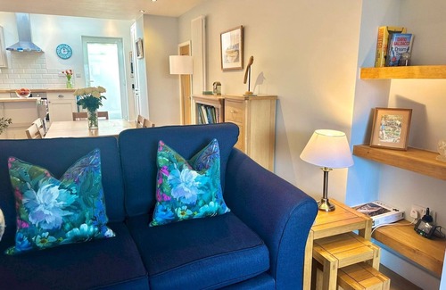 Mumbles Casa | Pass the Keys | Stylish Mumbles Getaway-Parking, Heart of Village