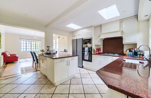 Runnymede Casa | Pass the Keys | Surrey Retreat – 5BR Hidden Gem