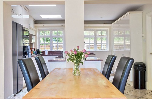 Runnymede Casa | Pass the Keys | Surrey Retreat – 5BR Hidden Gem