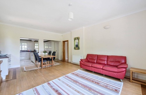 Runnymede Casa | Pass the Keys | Surrey Retreat – 5BR Hidden Gem