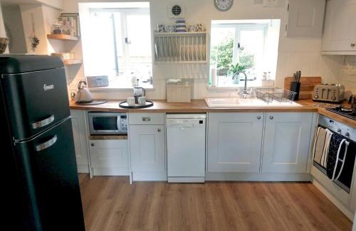 Stow-on-the-Wold Casa | Pass the Keys The Pippins a Cotswold cottage and garden parking