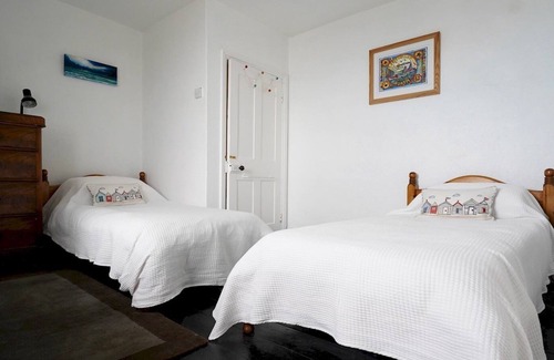 Borth Casa | Pass the Keys | The Green Dolphin The Green Dolphin 4 Bed Victorian Beach House