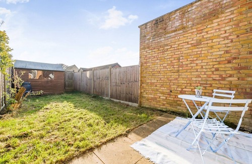 Hersham Casa | Pass the Keys | The Perfect Surrey Hersham Hideaway - 1 Bed Home with study and garden