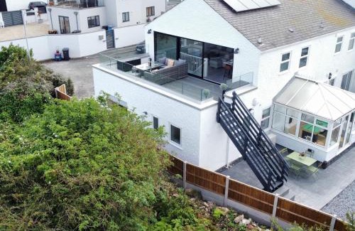 Moelfre Casa | Pass the Keys The View in Moelfre for 8 people with sea views