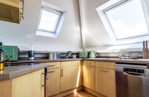 Avening Apartamento | Pass the Keys | Tranquil & cosy apartment in centre of Avening