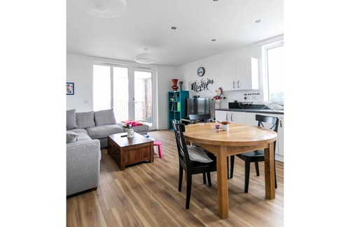 Trumpington Apartamento | Pass the Keys | ★TRENDY SUNLIT 2BR Cambridge Home /FREE PARKING ★