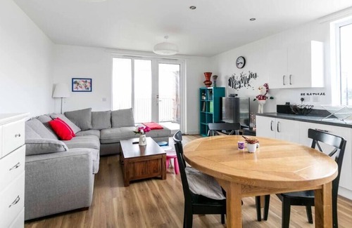 Trumpington Apartamento | Pass the Keys | ★TRENDY SUNLIT 2BR Cambridge Home /FREE PARKING ★