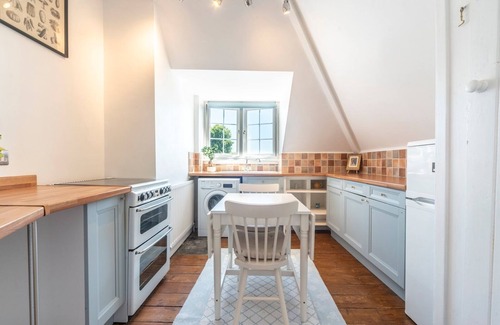 East Molesey Apartamento | Pass the Keys | Victorian Flat A Stones Throw From Hampton Court