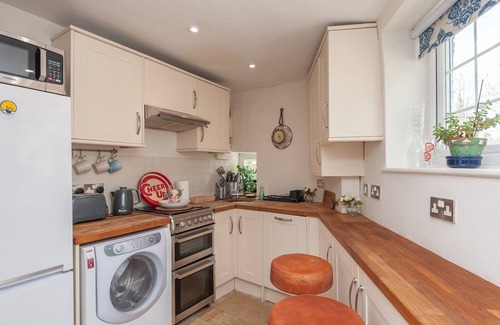 Headingley Casa | Pass the Keys | Wonky Cottage with amazing garden