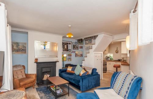Headingley Casa | Pass the Keys Wonky Cottage with amazing garden