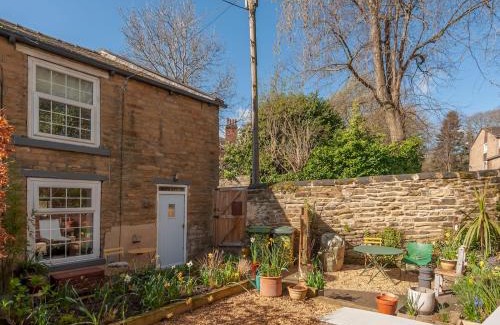 Headingley Casa | Pass the Keys Wonky Cottage with amazing garden