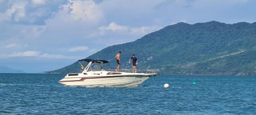 Pontal da Cruz Alquiler De Eote | Passeio de Lancha 25 pés para 6 pessoas em Ilhabela