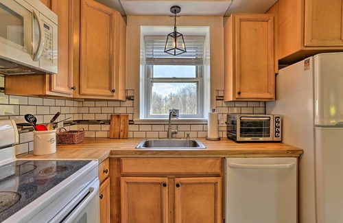 Hellertown Cabaña | Patio & Fire Pit: Idyllic Cottage in Hellertown!