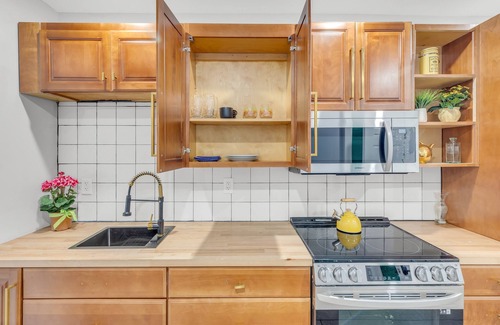 North Philadelphia West Apartamento | Patio Paradise Central City 2BR Philly