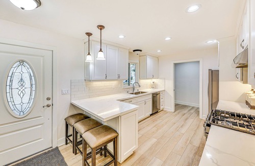Woodcrest Apartamento | Patio & Workspace: Peaceful Riverside Retreat!