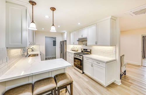 Woodcrest Apartamento | Patio & Workspace: Peaceful Riverside Retreat!